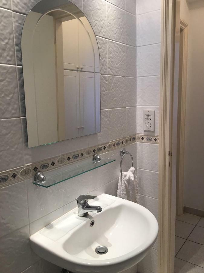 Limnaria Gardens - Modern 1 Bed, Walk To Beach & Shops Пафос Экстерьер фото